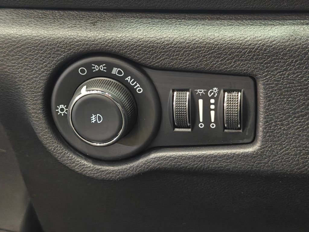 Used 2025 Chrysler Pacifica Select image 49