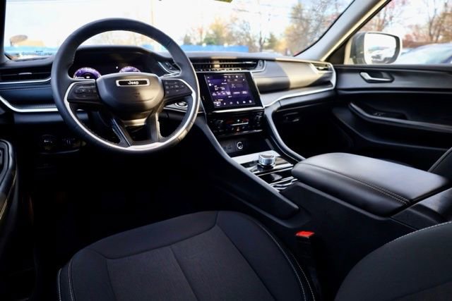 Used 2023 Jeep Grand Cherokee Laredo image 9