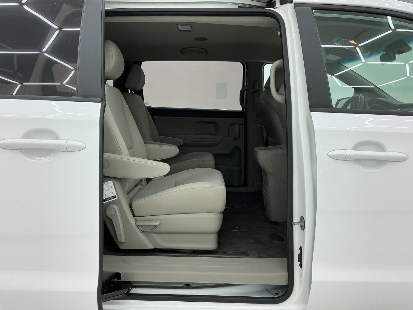 Used 2020 Kia Sedona L FWD image 21