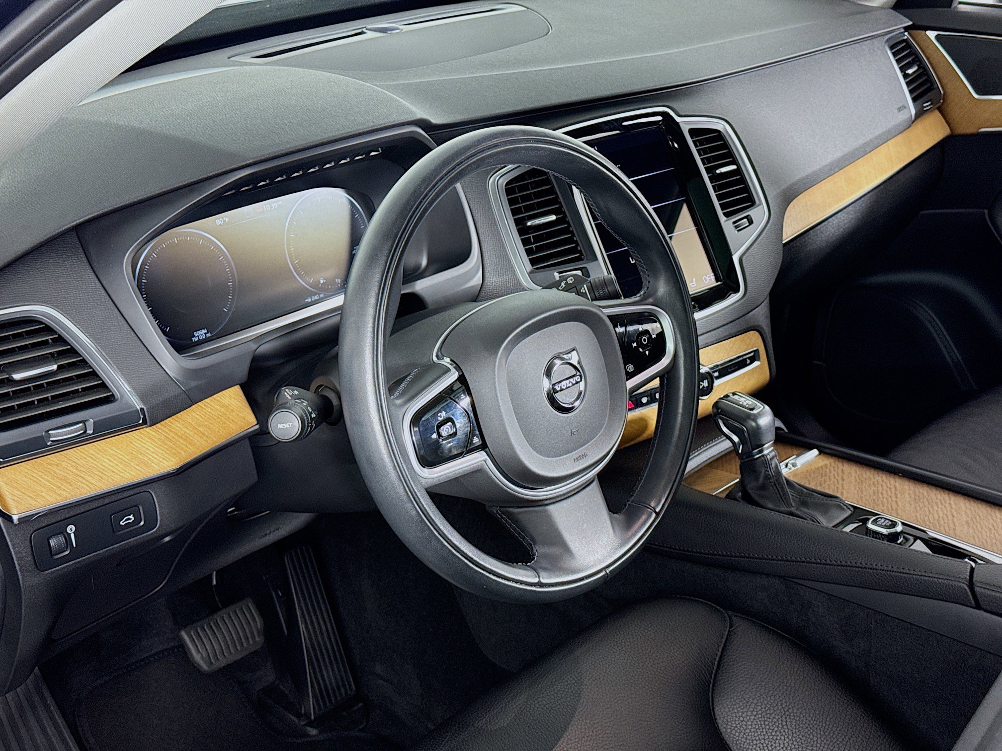 Used 2022 Volvo XC90 T5 Momentum image 15