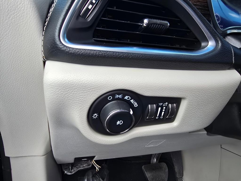 Used 2023 Chrysler Pacifica Limited image 18