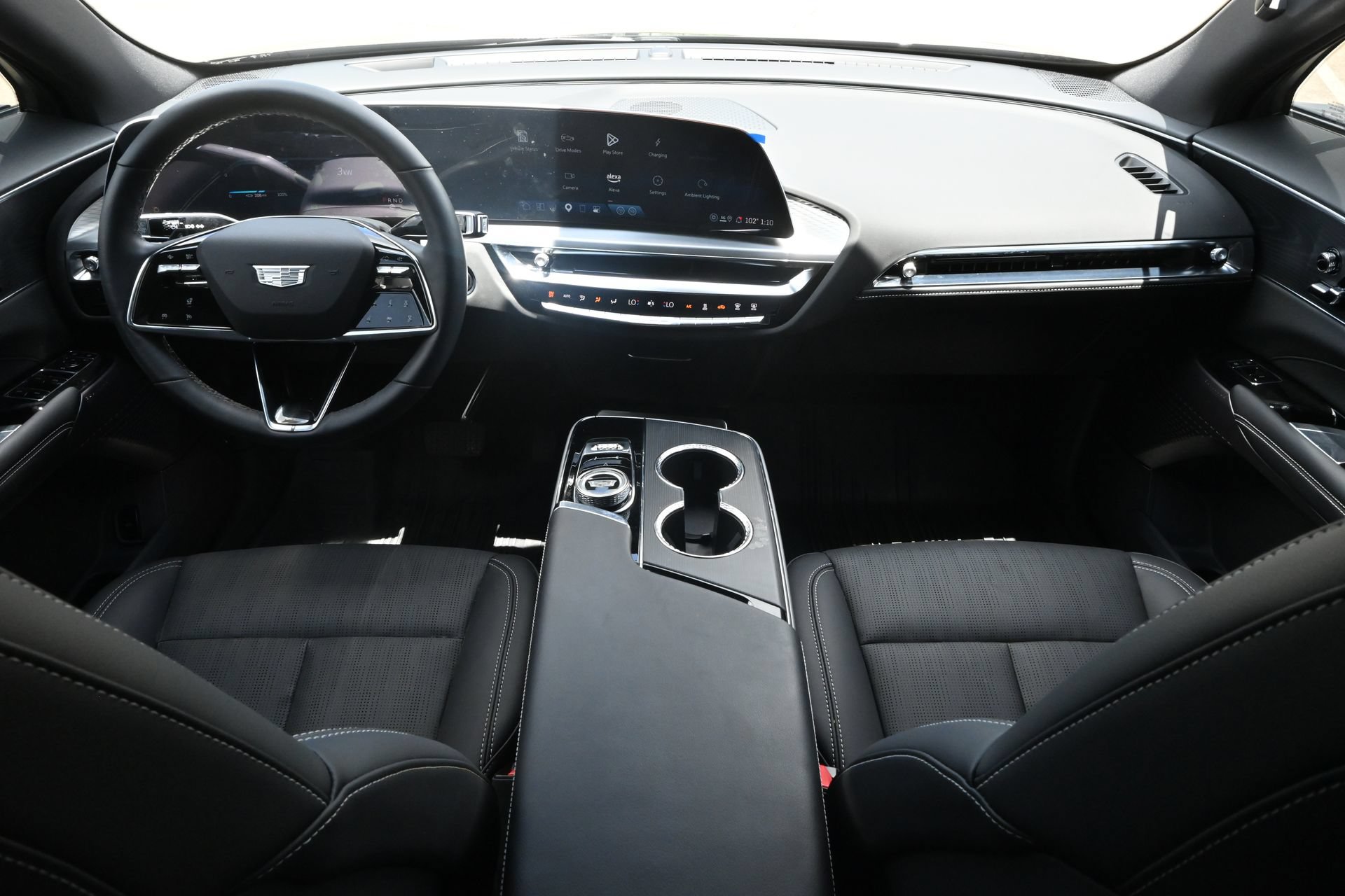 Used 2025 Cadillac Lyriq Luxury w/ LPO, Floor Liner Package AWD/4WD image 8