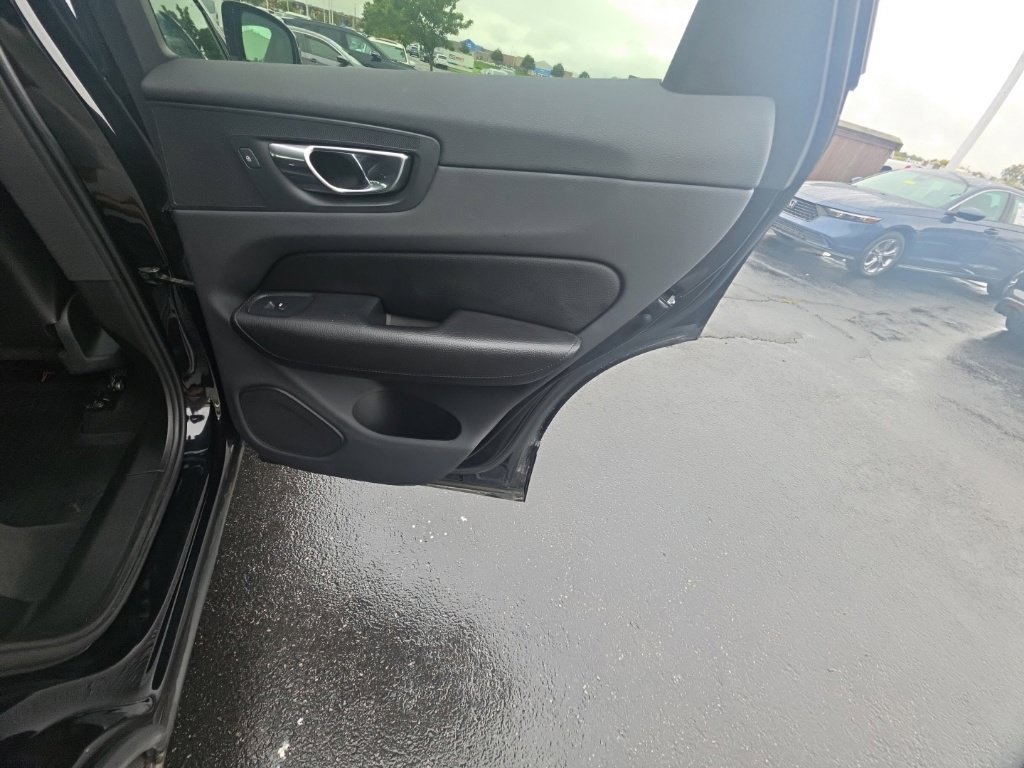 Used 2019 Volvo XC60 T5 Momentum w/ Multimedia Package AWD/4WD image 30
