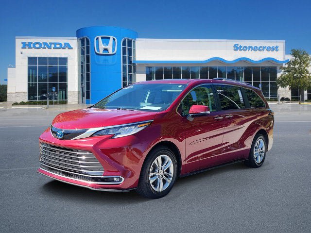Used 2023 Toyota Sienna Limited FWD image 4