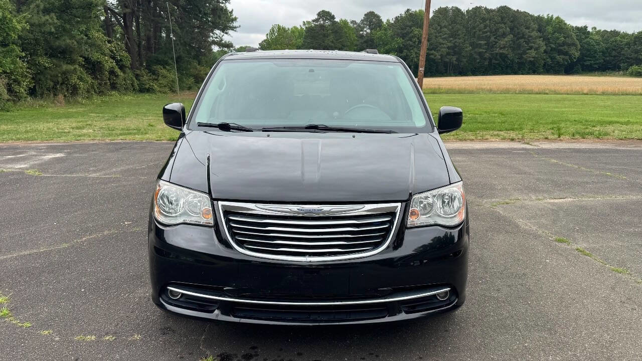 Used 2016 Chrysler Town & Country Touring FWD image 3