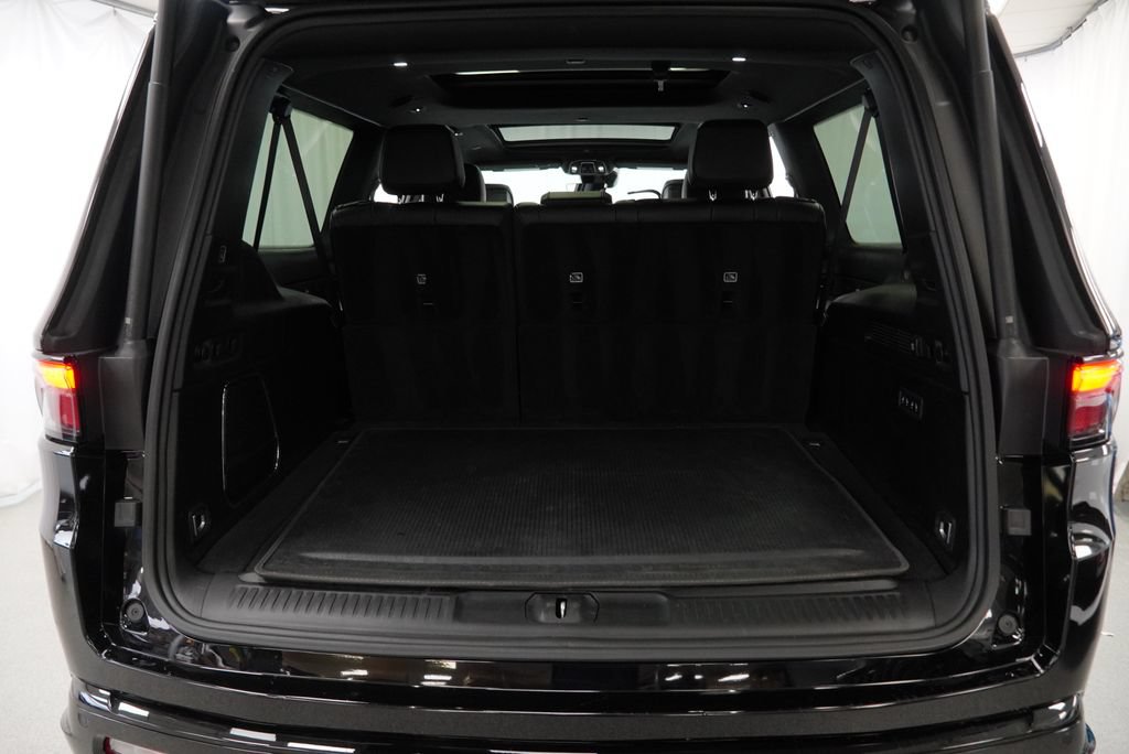 Used 2024 Jeep Wagoneer L Series II AWD/4WD image 29