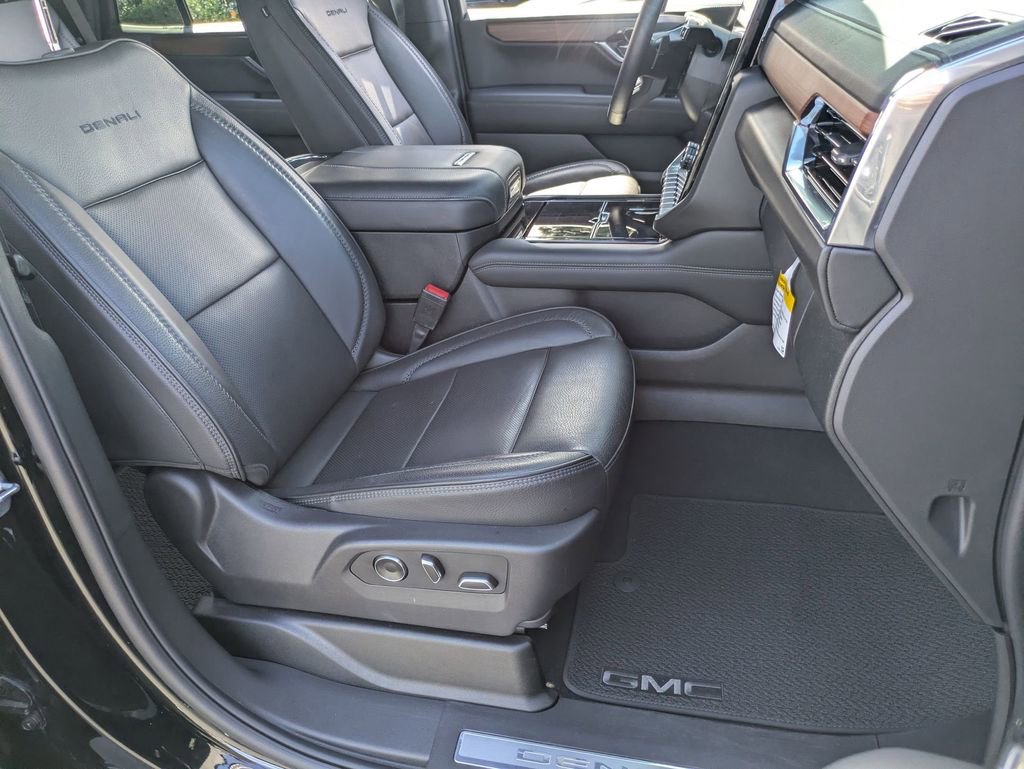 Used 2025 GMC Yukon Denali image 31