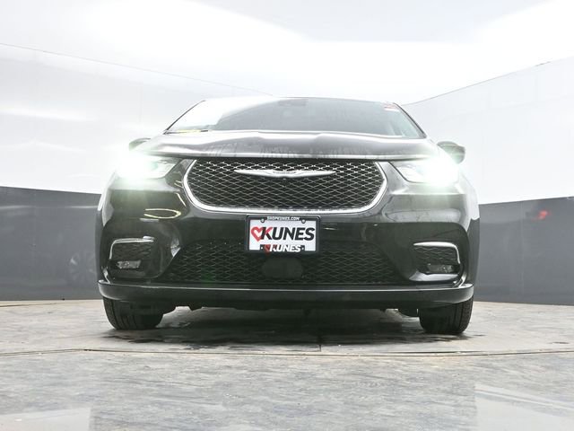 Used 2023 Chrysler Pacifica Touring-L FWD image 44