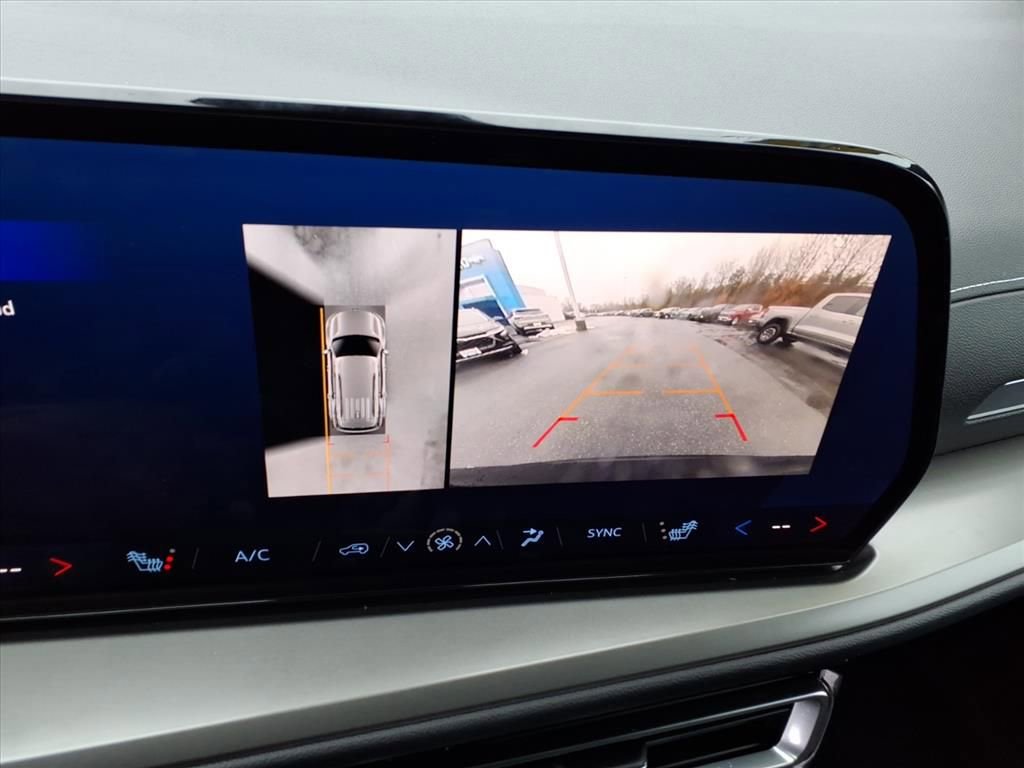 Used 2024 Chevrolet Traverse LS image 28