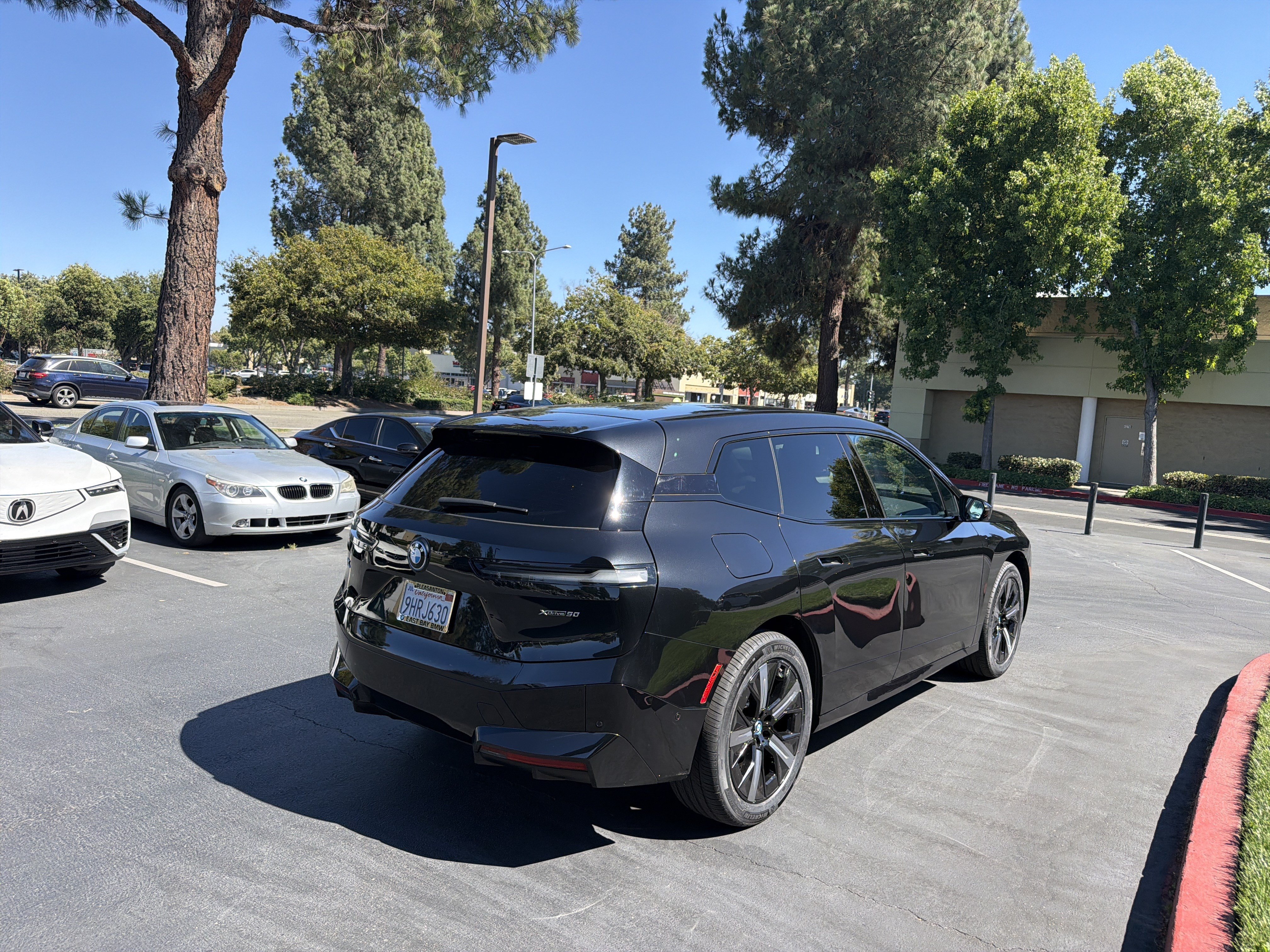 Used 2024 BMW iX xDrive50 w/ Sport Package AWD/4WD image 18