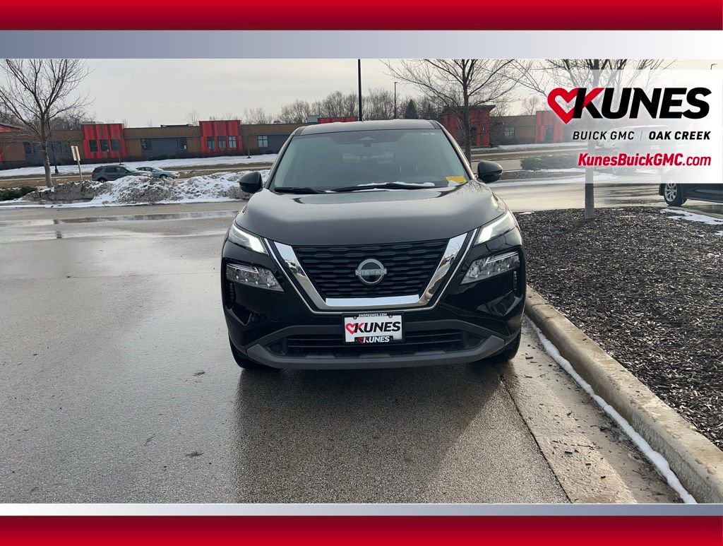 Used 2022 Nissan Rogue SV image 2
