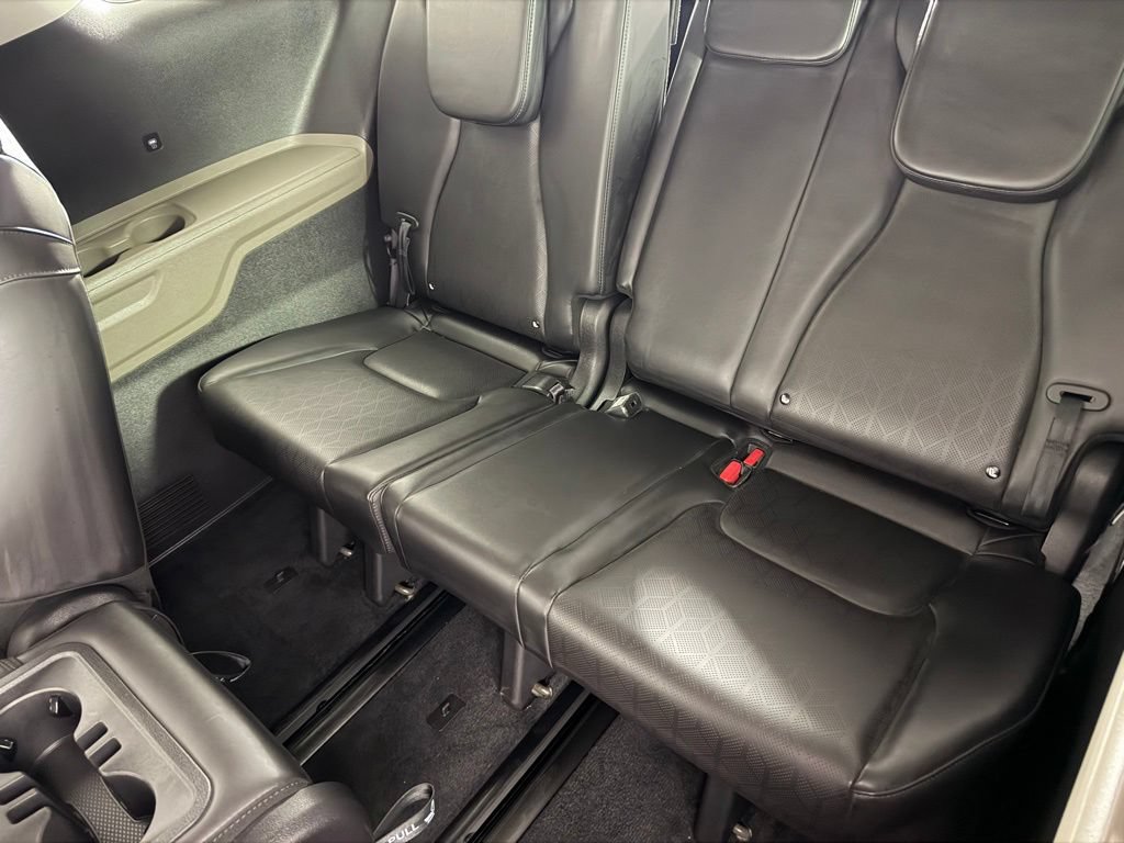 Used 2025 Kia Carnival EX FWD image 30