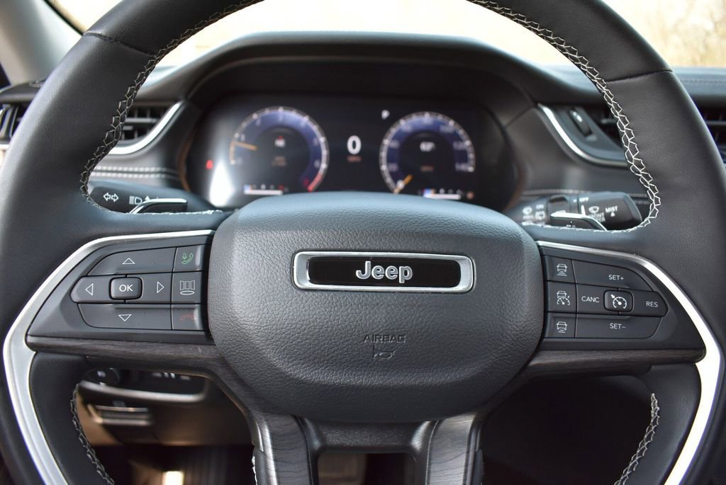 Used 2024 Jeep Grand Cherokee Limited image 16