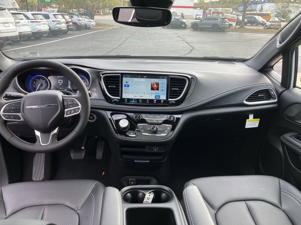New 2026 Chrysler Pacifica Select image 4