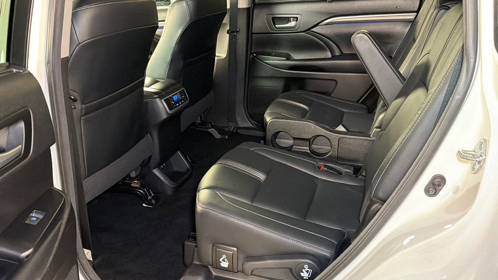 Used 2018 Toyota Highlander SE image 17