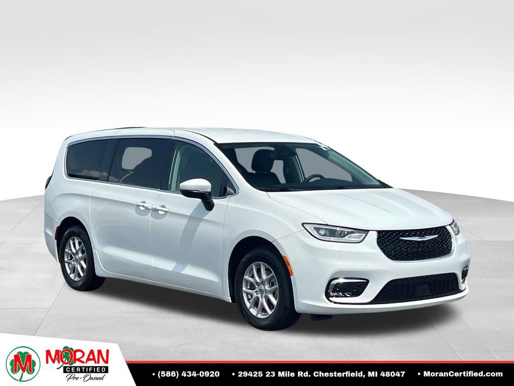 Used 2023 Chrysler Pacifica Touring-L FWD image 7