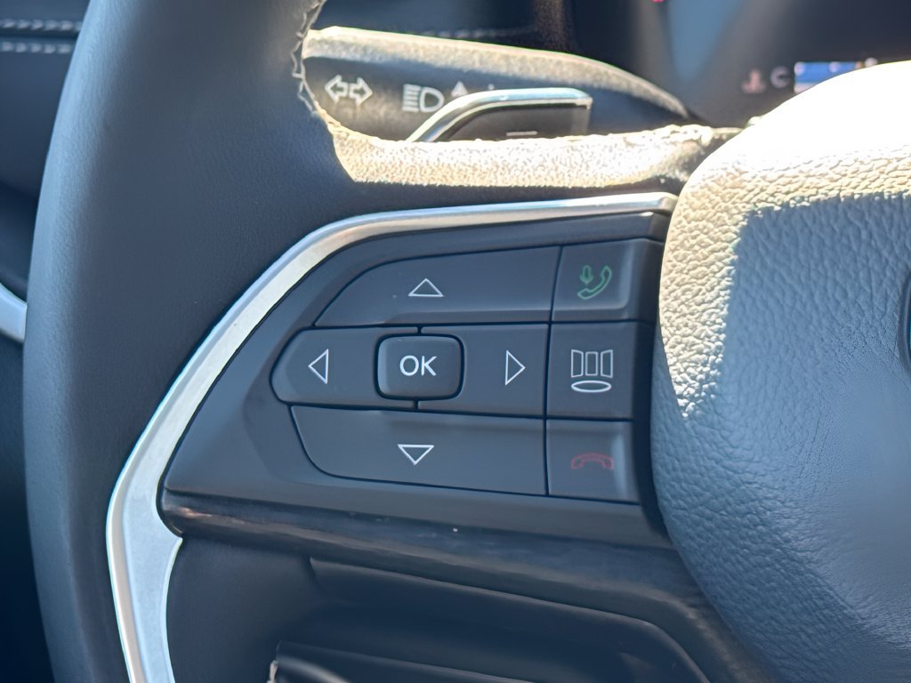 Used 2025 Jeep Grand Cherokee Altitude RWD image 16