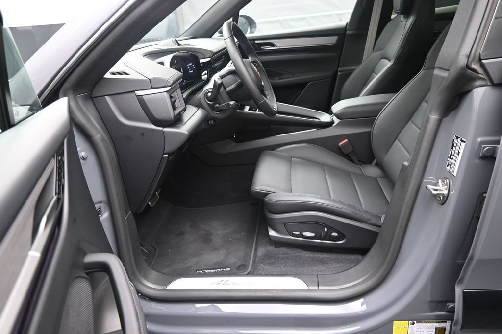 New 2025 Porsche Macan Electric RWD image 7