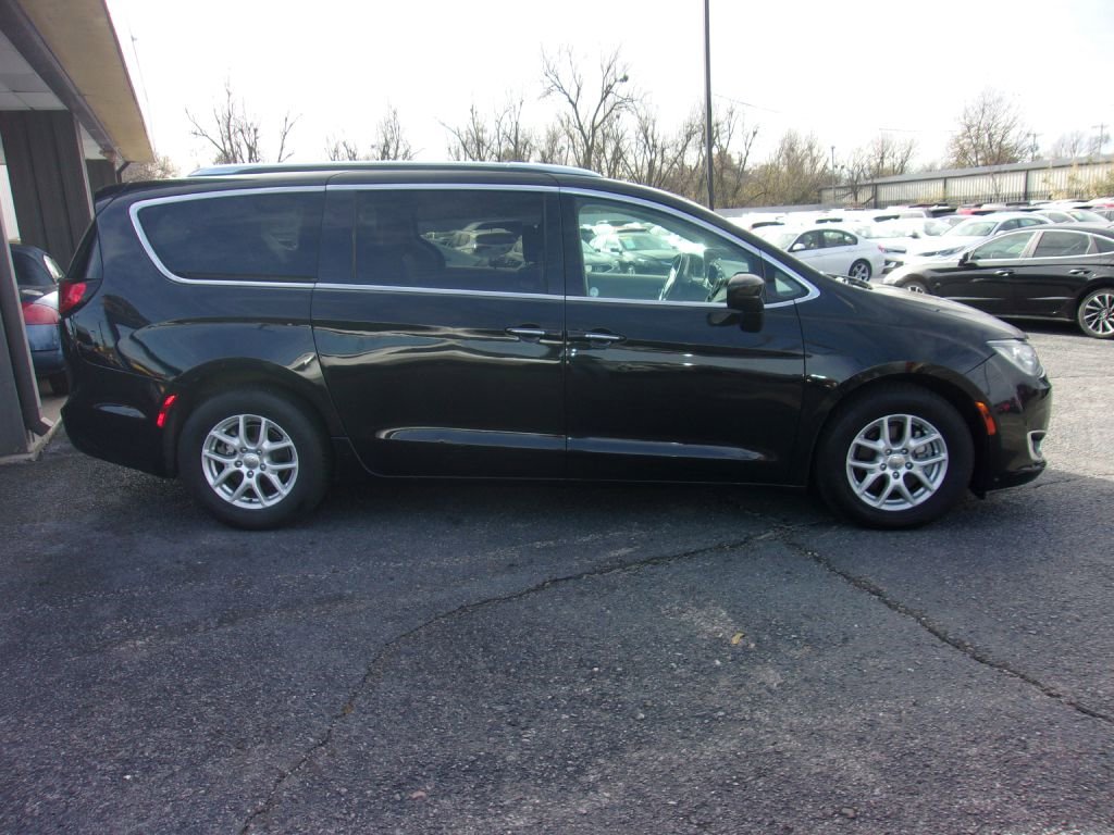 Used 2020 Chrysler Pacifica Touring-L image 4