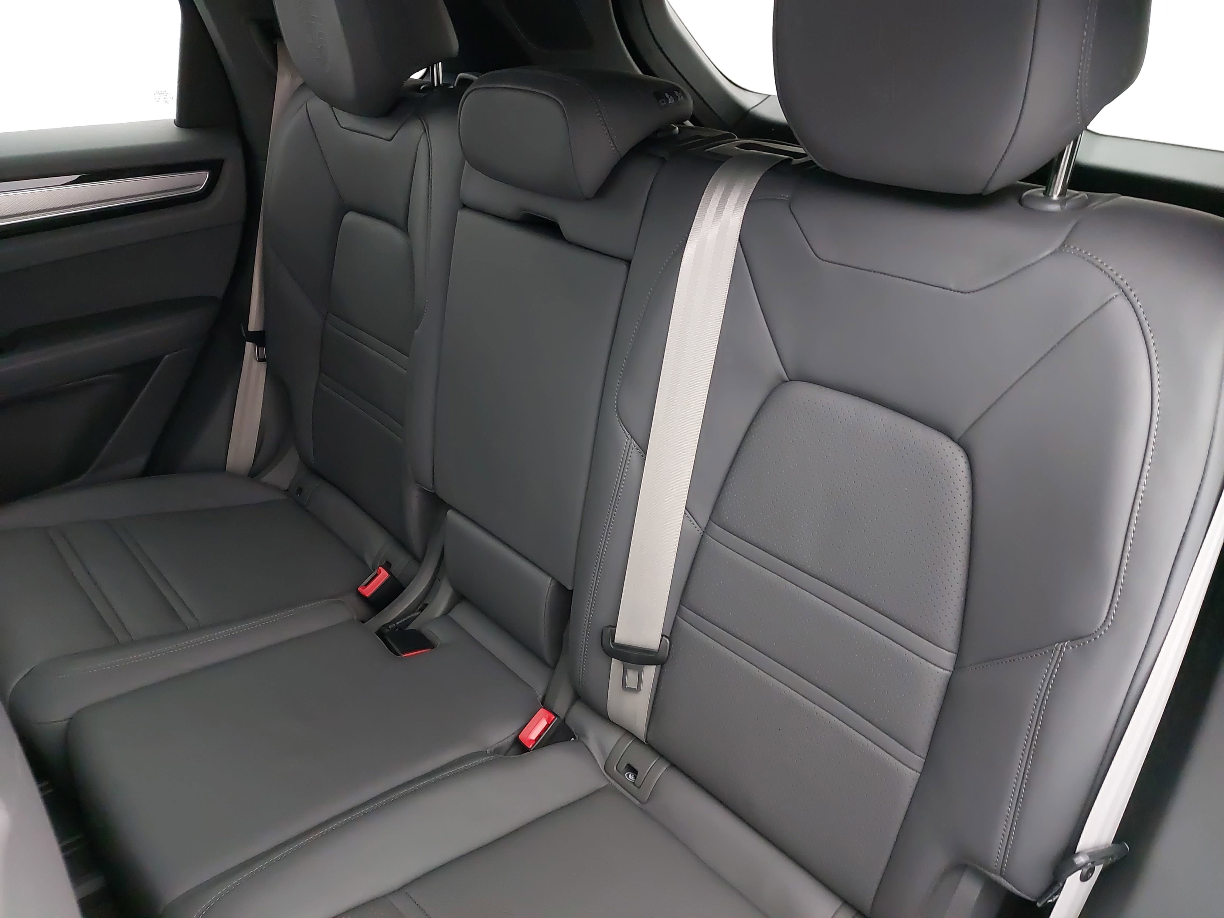 Certified 2023 Porsche Cayenne Platinum Edition image 16