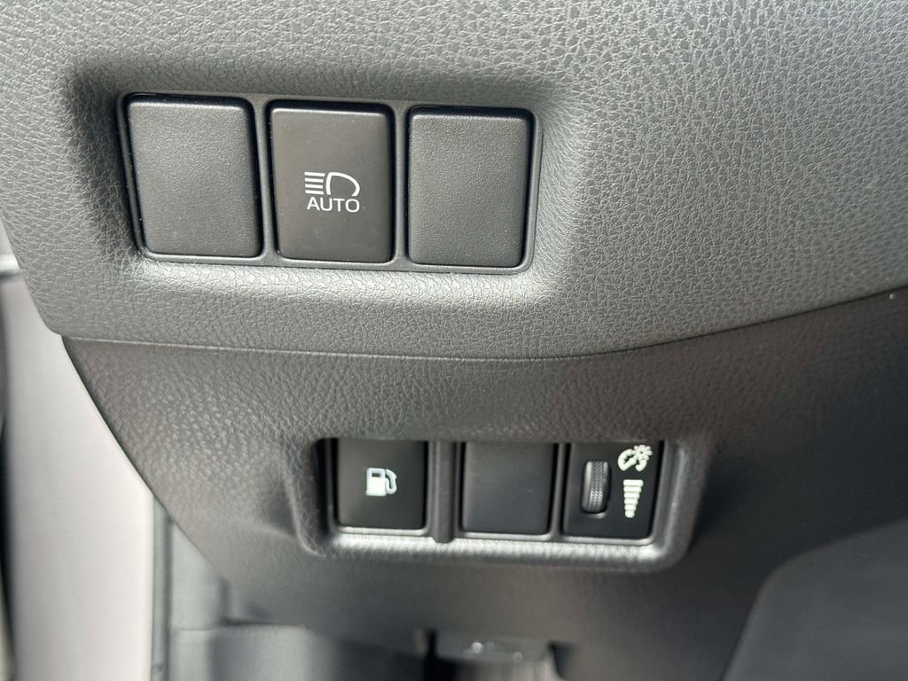 Used 2019 Toyota C-HR XLE FWD image 17