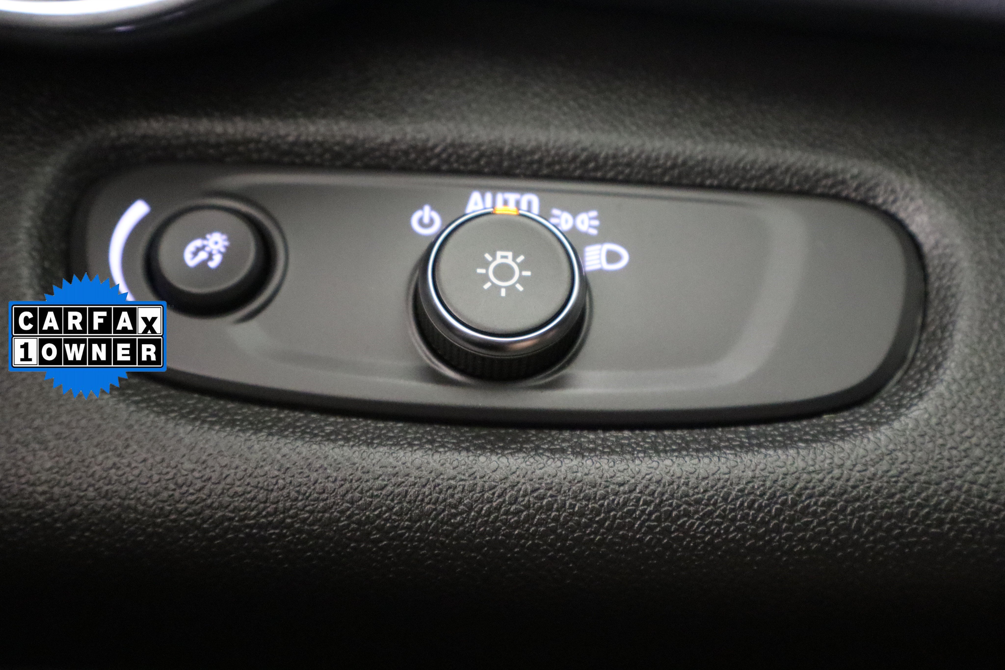Certified 2025 Chevrolet Trax LT FWD image 34