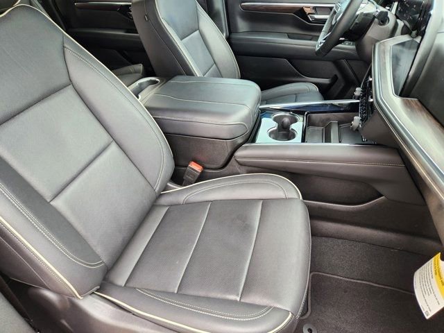 Used 2025 Chevrolet Suburban Premier image 19