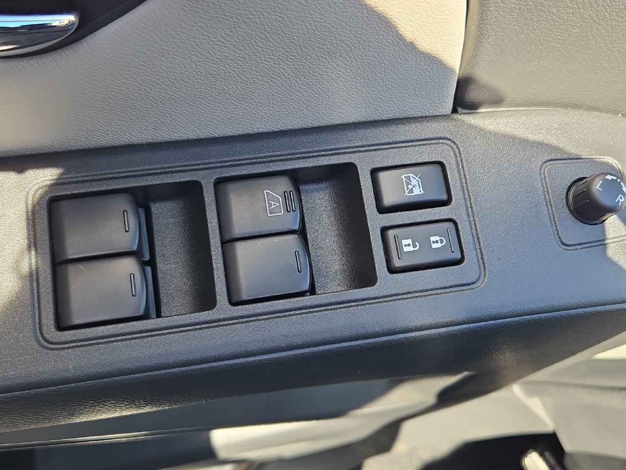 Used 2025 Nissan Frontier SV RWD image 27