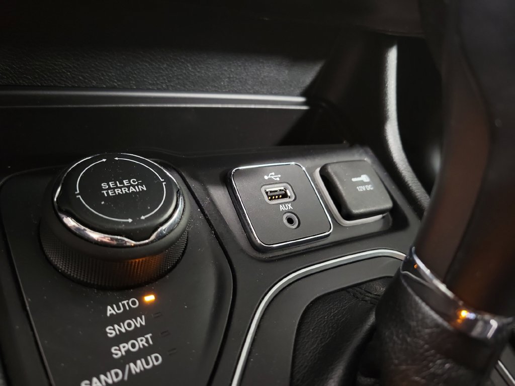 Used 2019 Jeep Cherokee Latitude Plus w/ Cold Weather Group AWD/4WD image 19