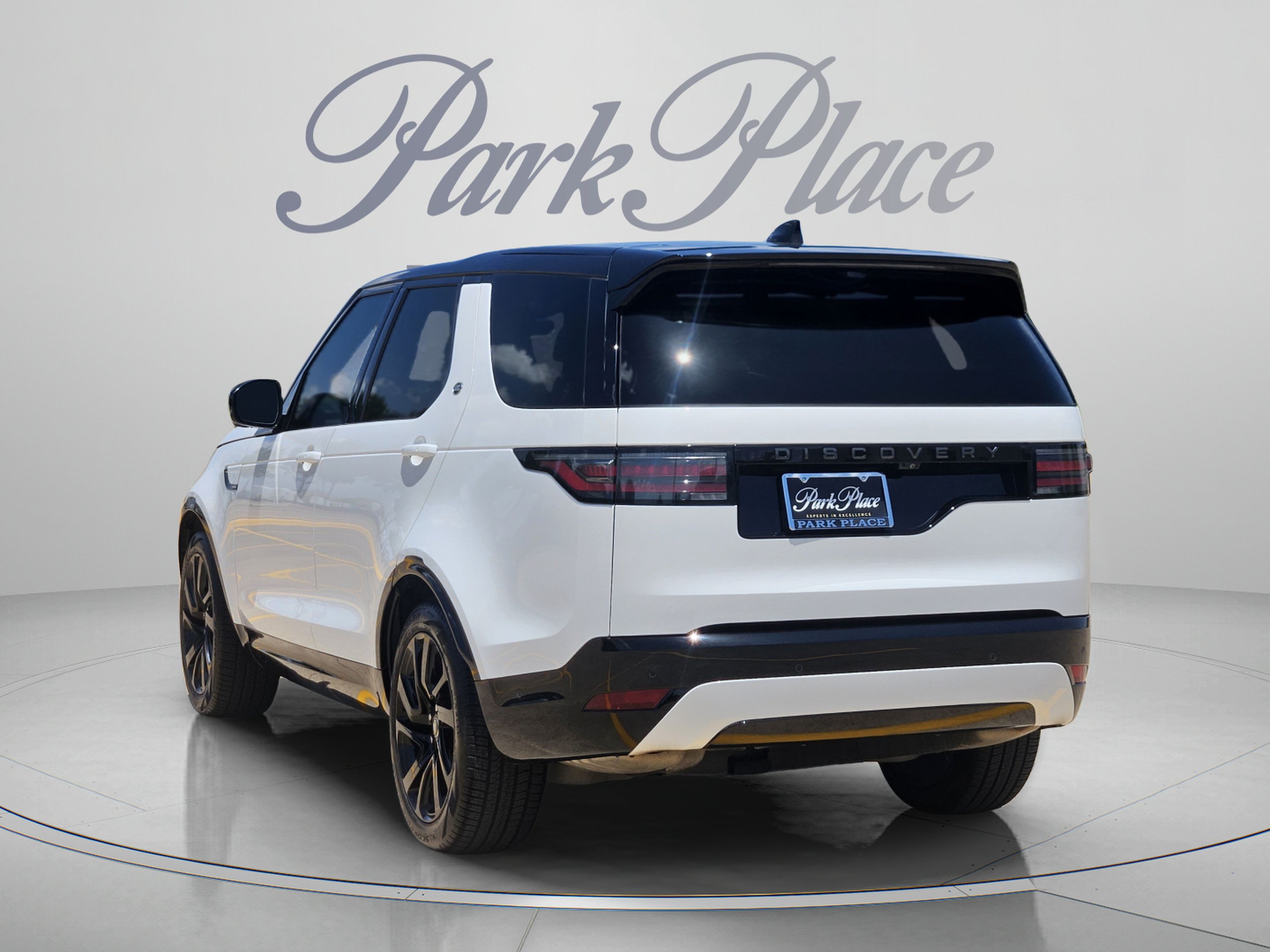 Used 2024 Land Rover Discovery Dynamic SE AWD/4WD image 5