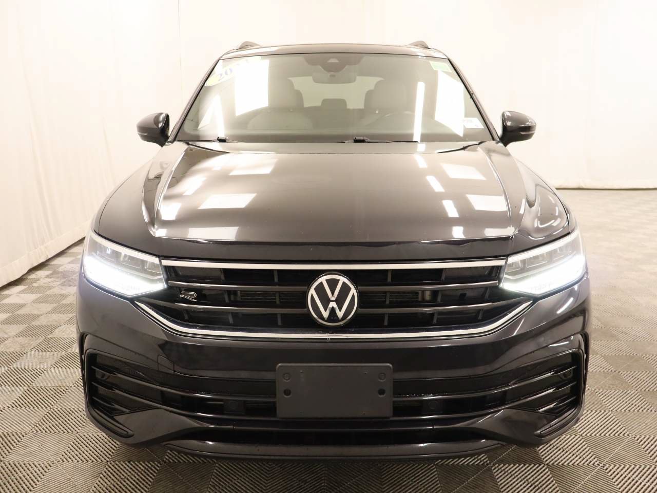 Used 2023 Volkswagen Tiguan SE R-Line AWD/4WD image 4
