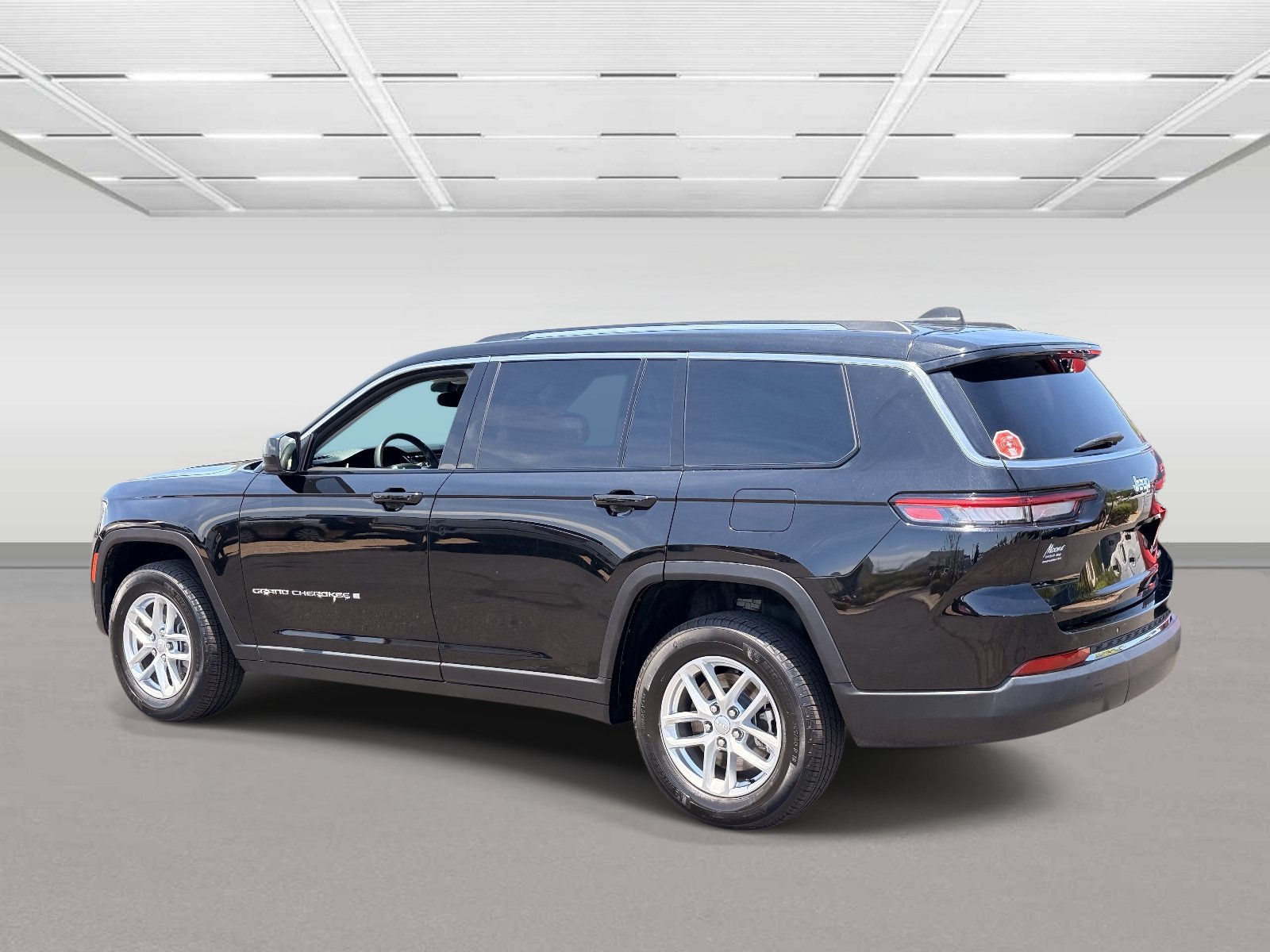 Used 2023 Jeep Grand Cherokee L Laredo RWD image 3