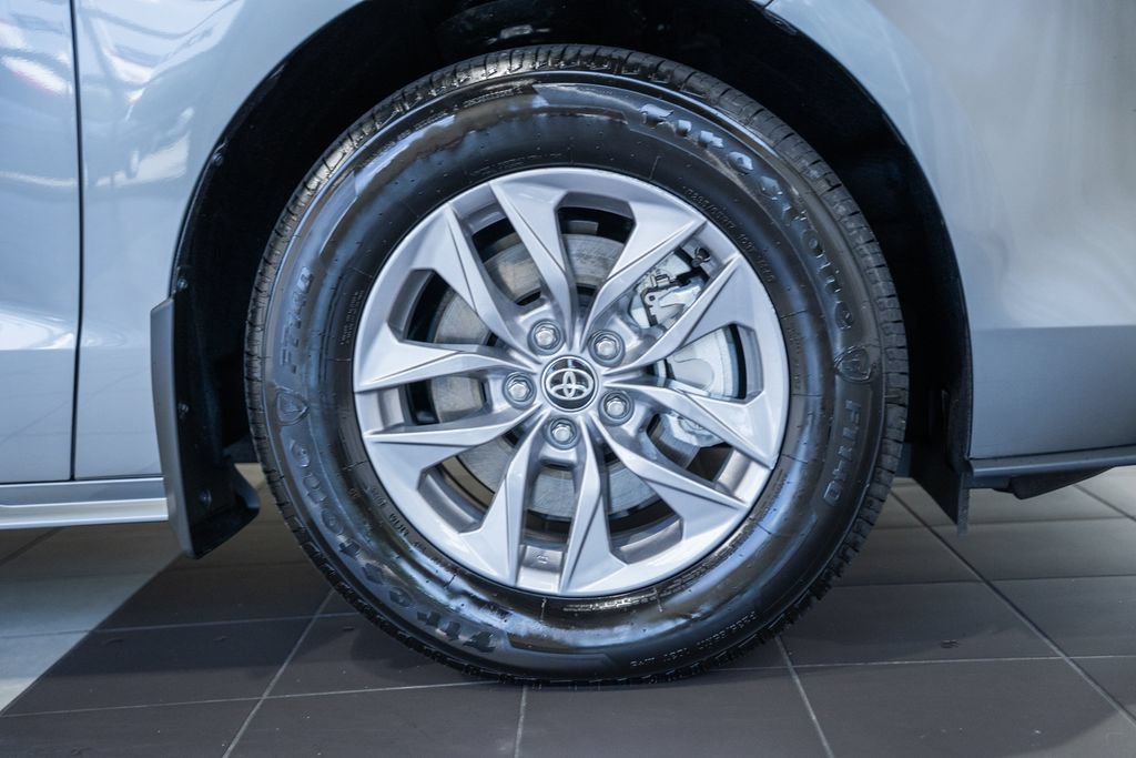 Used 2026 Toyota Sienna LE FWD image 11