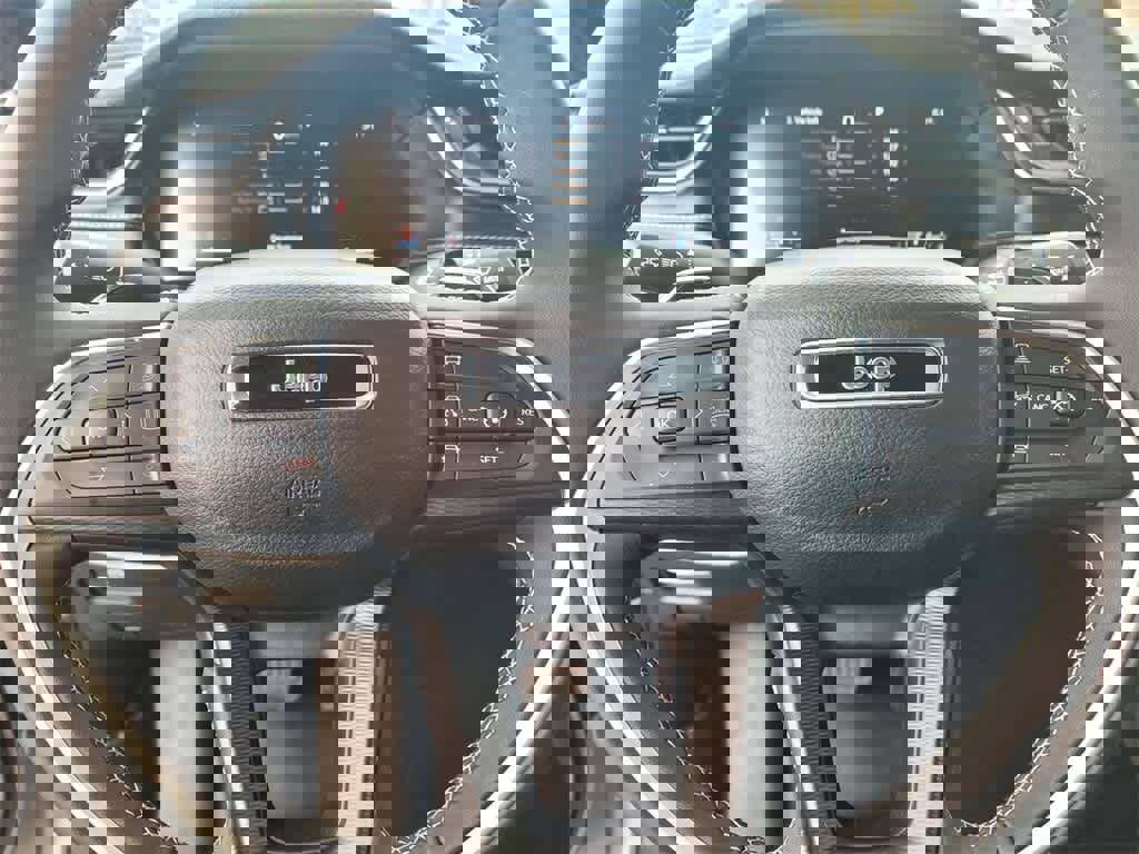 Used 2024 Jeep Grand Cherokee Laredo X image 21