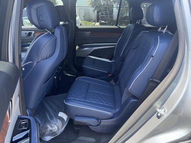 New 2026 Cadillac Vistiq Premium Luxury AWD/4WD image 17