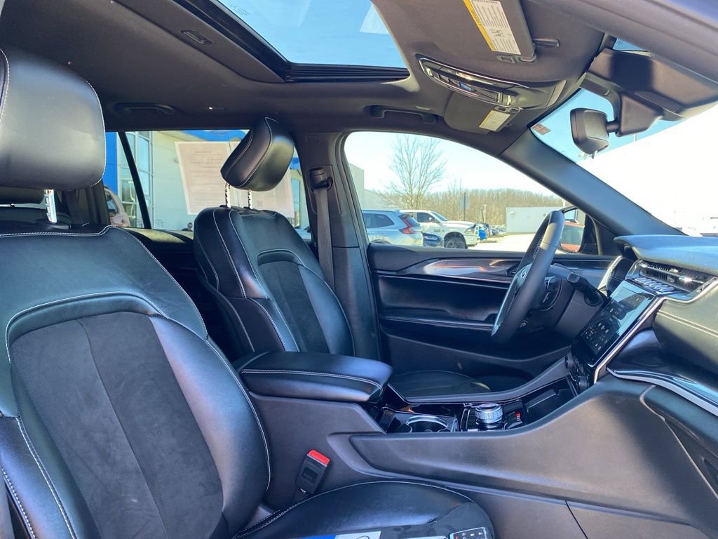 Used 2023 Jeep Grand Cherokee L Laredo image 11