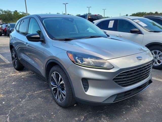 Used 2022 Ford Escape SE w/ SE Sport Appearance Package FWD image 2