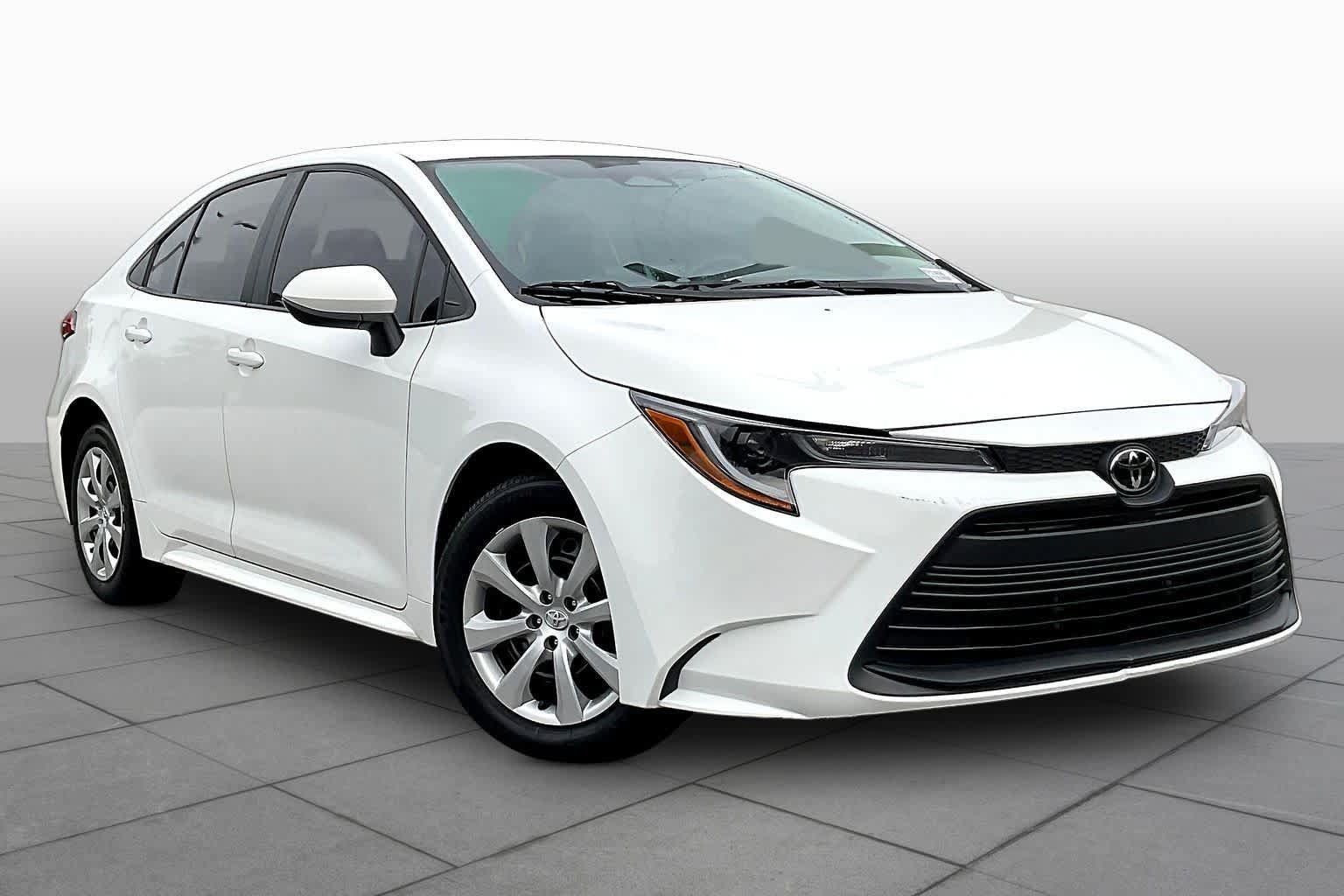 Used 2026 Toyota Corolla LE FWD image 5