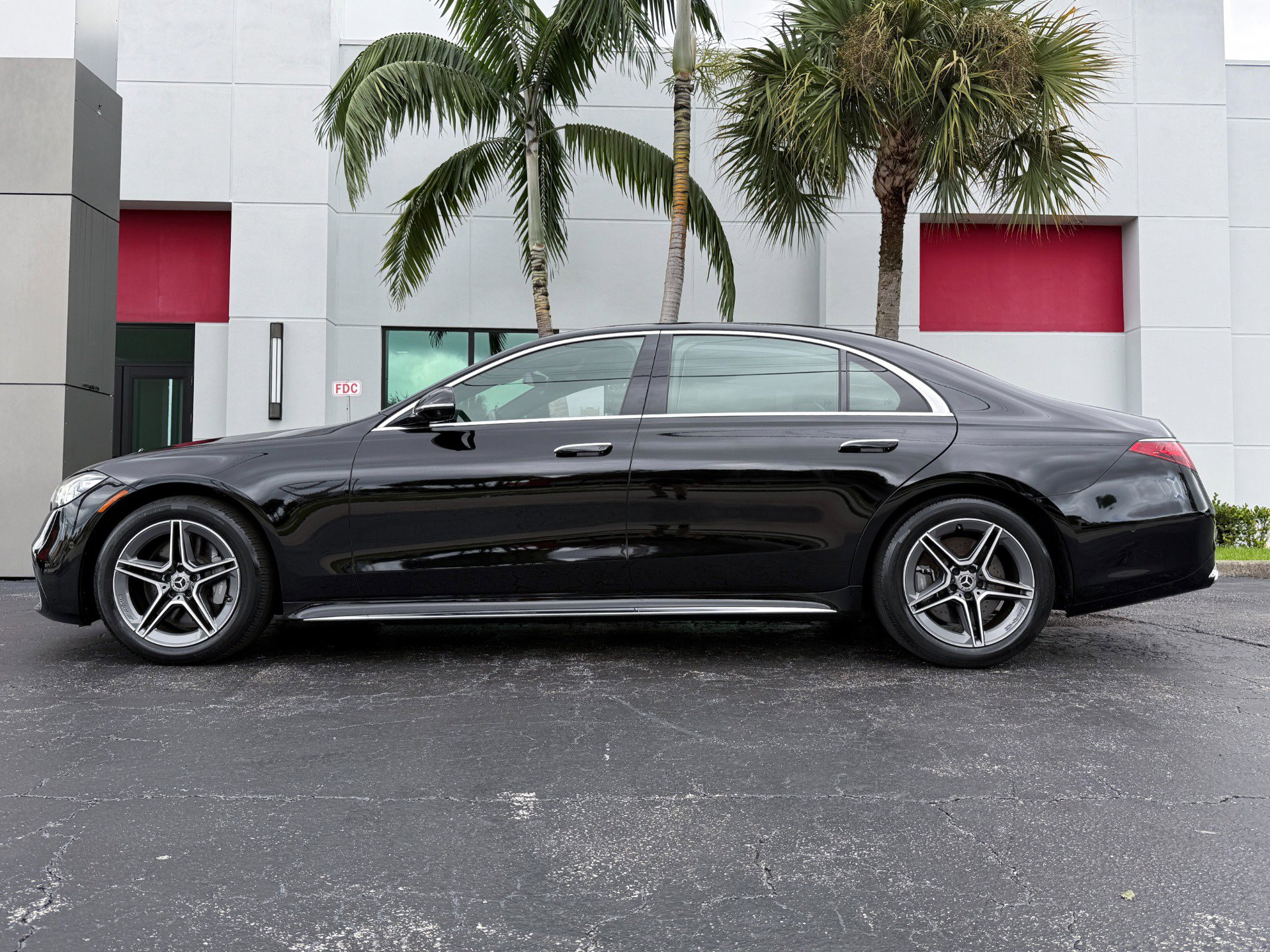 Used 2022 Mercedes-Benz S 500 4MATIC w/ AMG Line Package image 9