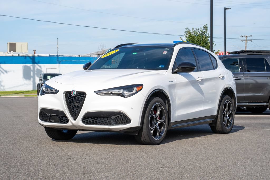 Used 2024 Alfa Romeo Stelvio Veloce AWD/4WD image 2