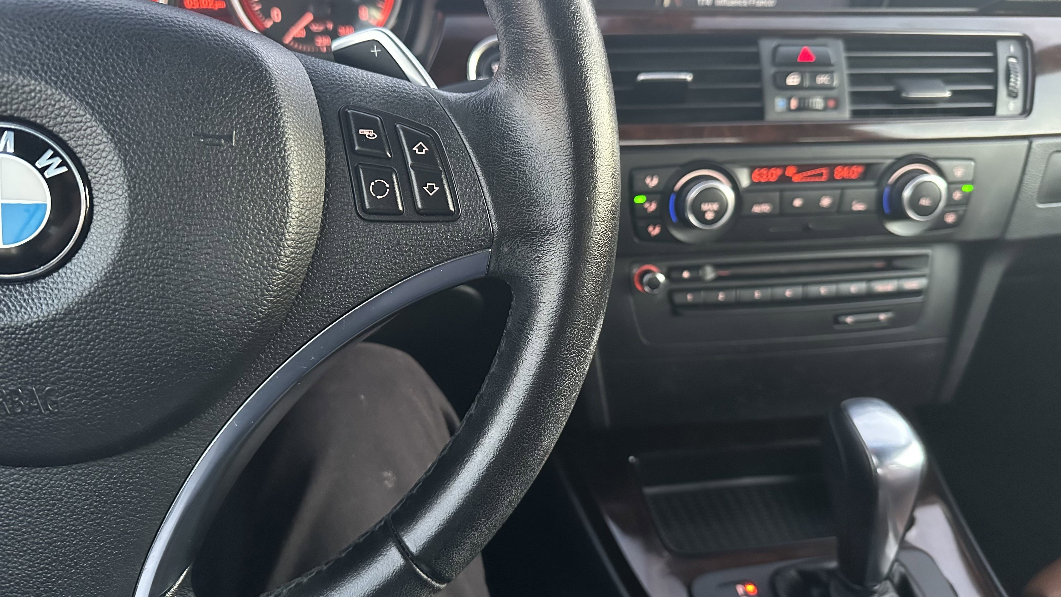 Used 2011 BMW 335i Convertible image 21