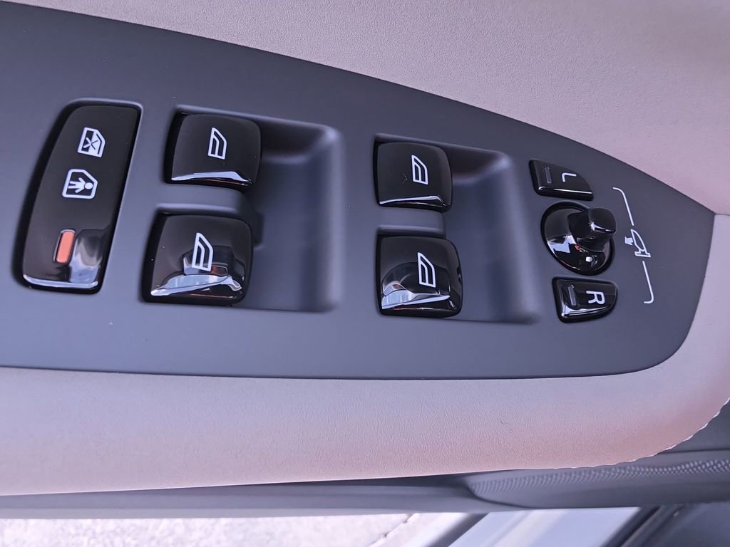 New 2026 Volvo XC90 T8 Plus w/ Protection Package Premier image 32