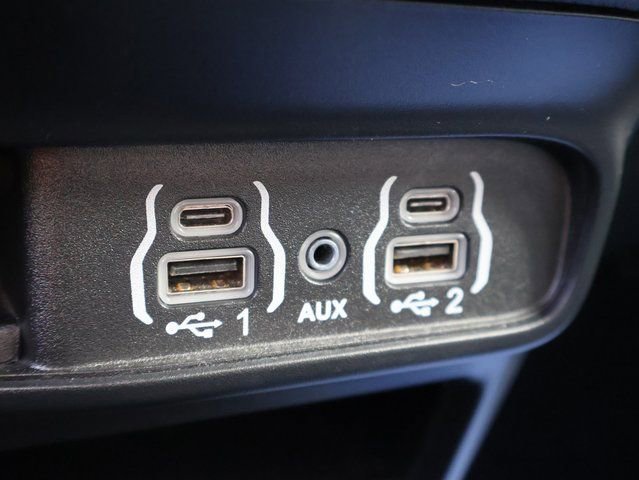 Used 2024 Chrysler Pacifica Limited FWD image 28