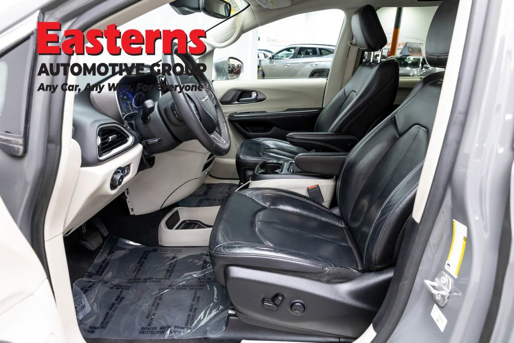 Used 2022 Chrysler Pacifica Touring-L image 14