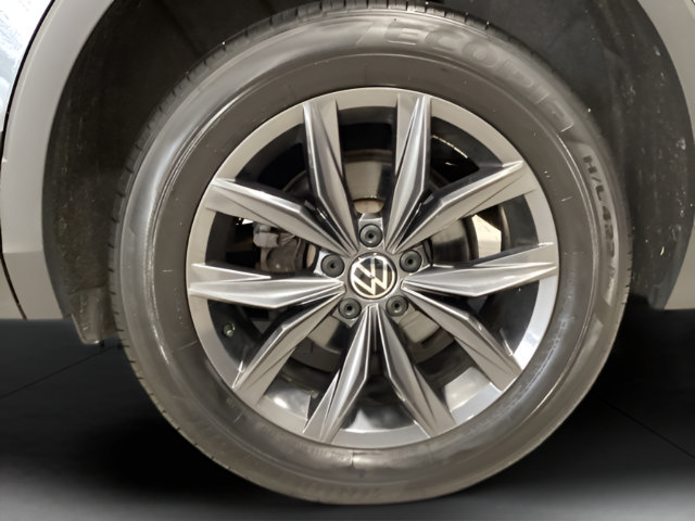 Certified 2023 Volkswagen Tiguan SE FWD image 24
