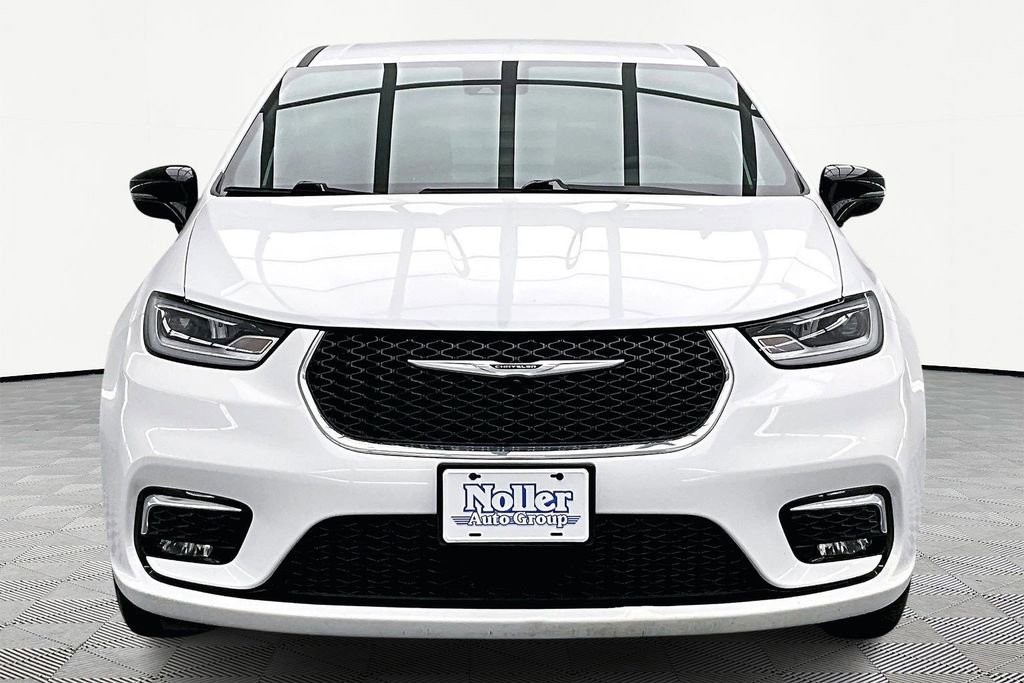 Used 2025 Chrysler Pacifica Select image 3