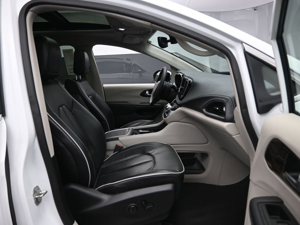 Used 2023 Chrysler Pacifica Limited FWD image 32