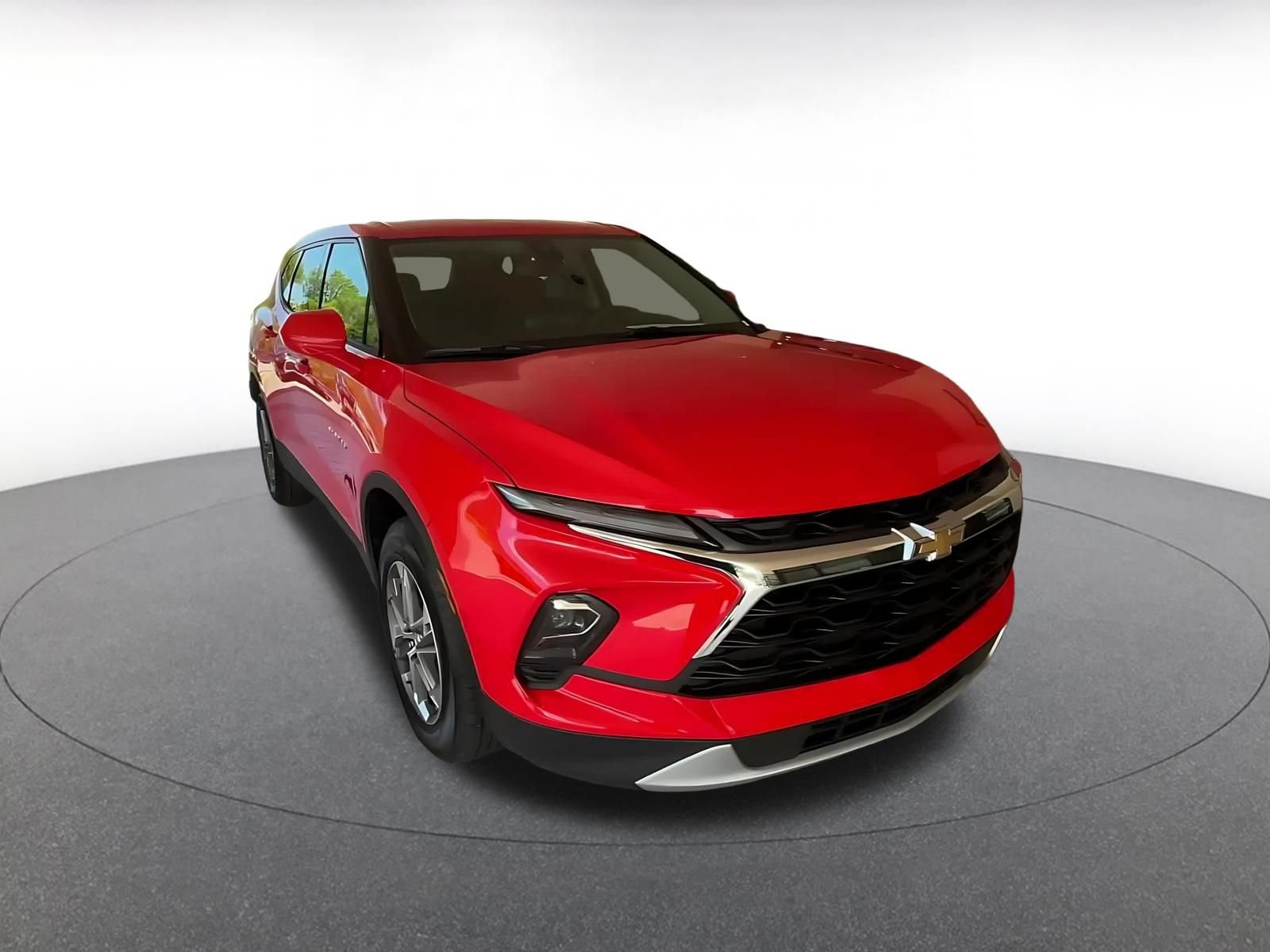 Used 2025 Chevrolet Blazer LT FWD image 3