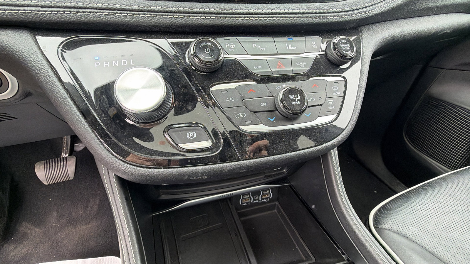 Used 2024 Chrysler Pacifica Premium image 33