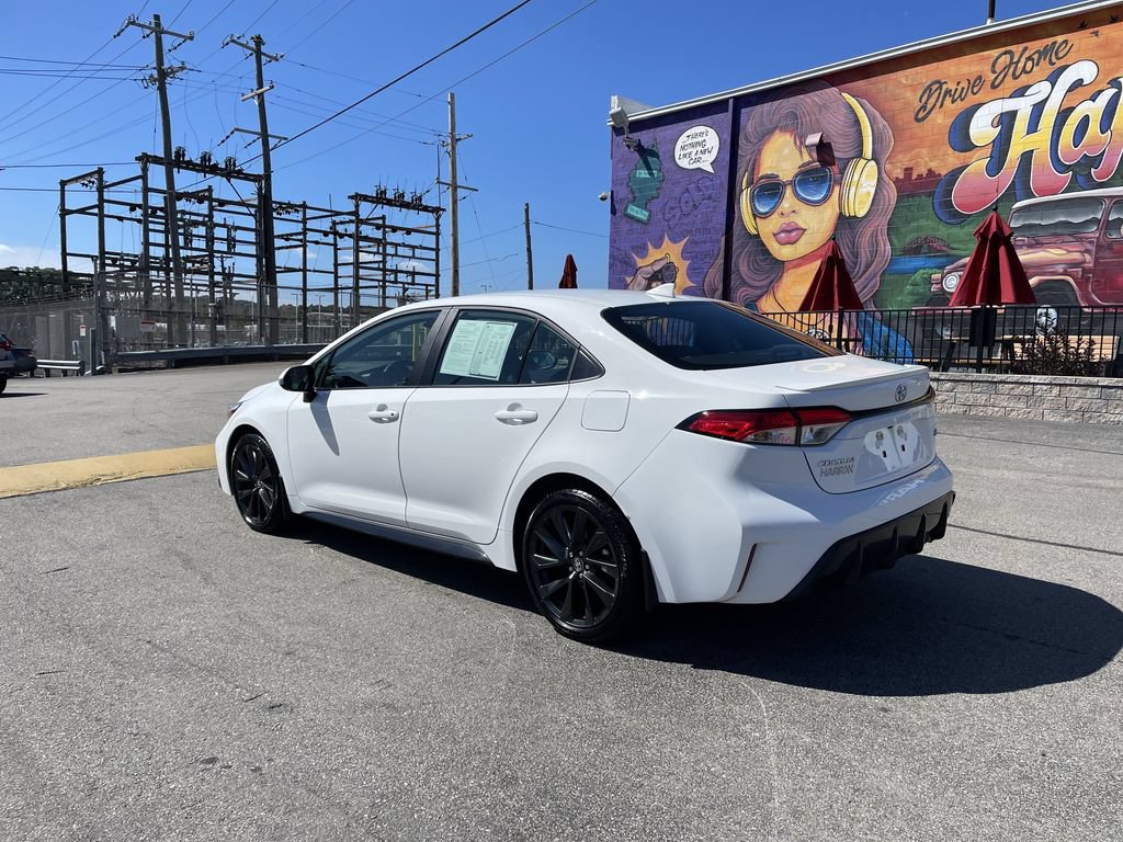 Used 2023 Toyota Corolla SE FWD image 3
